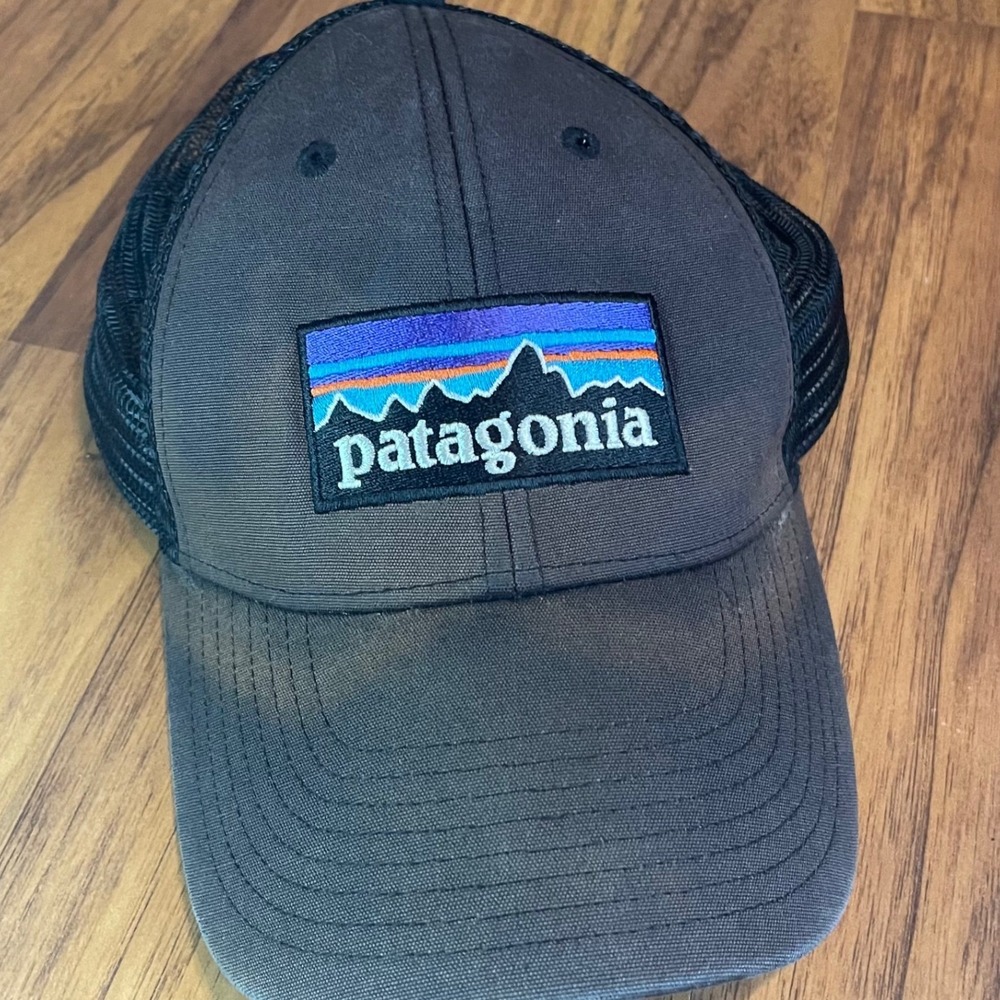 Patagonia P-6 Logo Trucker Hat Mens OSFA Black Mesh Snapback Cap Sun Faded